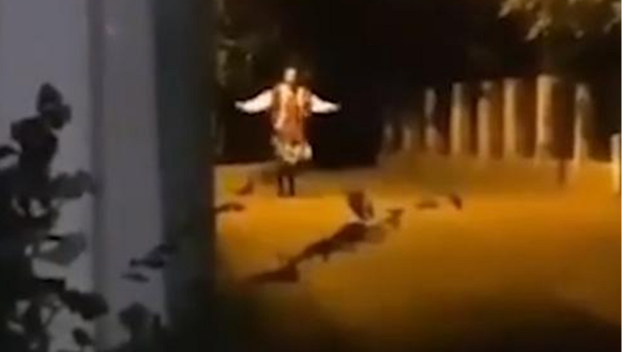 Žena u narodnoj nošnji i sa nožem plaši prolaznike