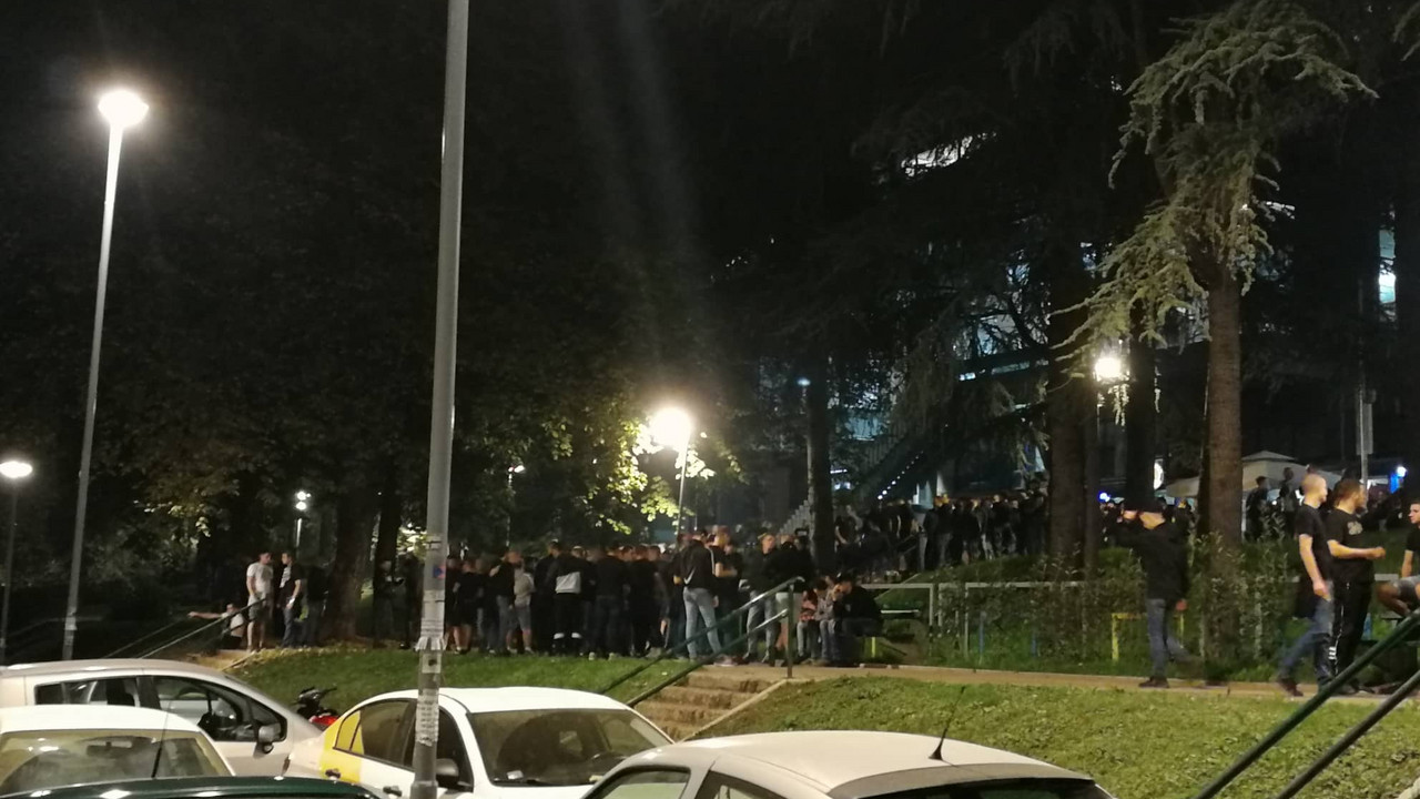 Grobari ispred Pionira