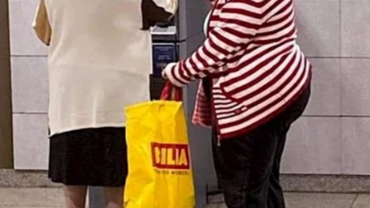 Žene na bankomatu