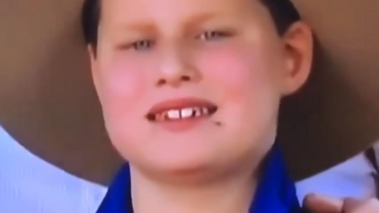 Dečak koji jede muve