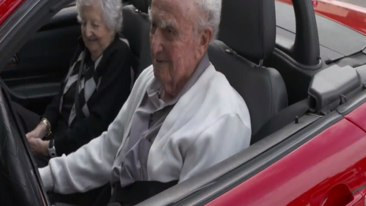 Deda sa 107. godina vozi kabriolet
