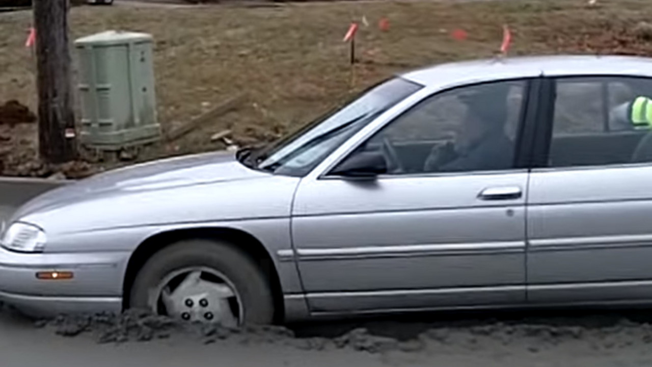 Automobil u cementu