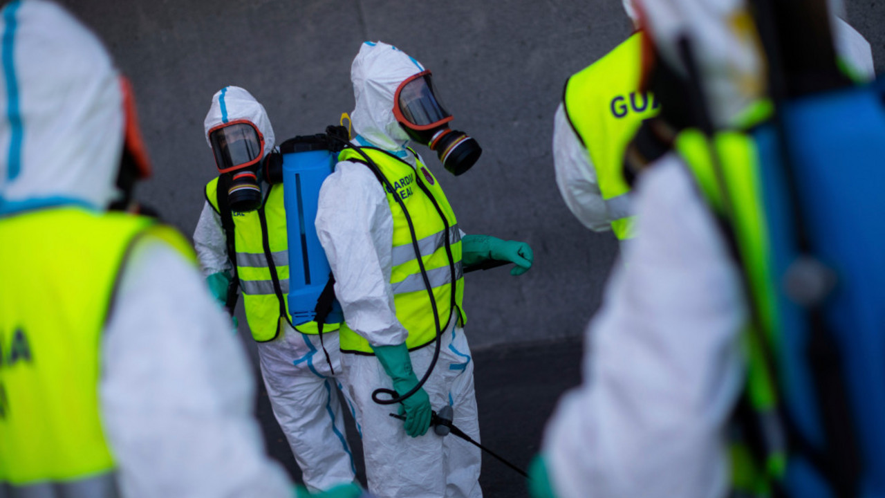 Španski kraljevski vojnici u akciji dezinfekcije. Korona virus.