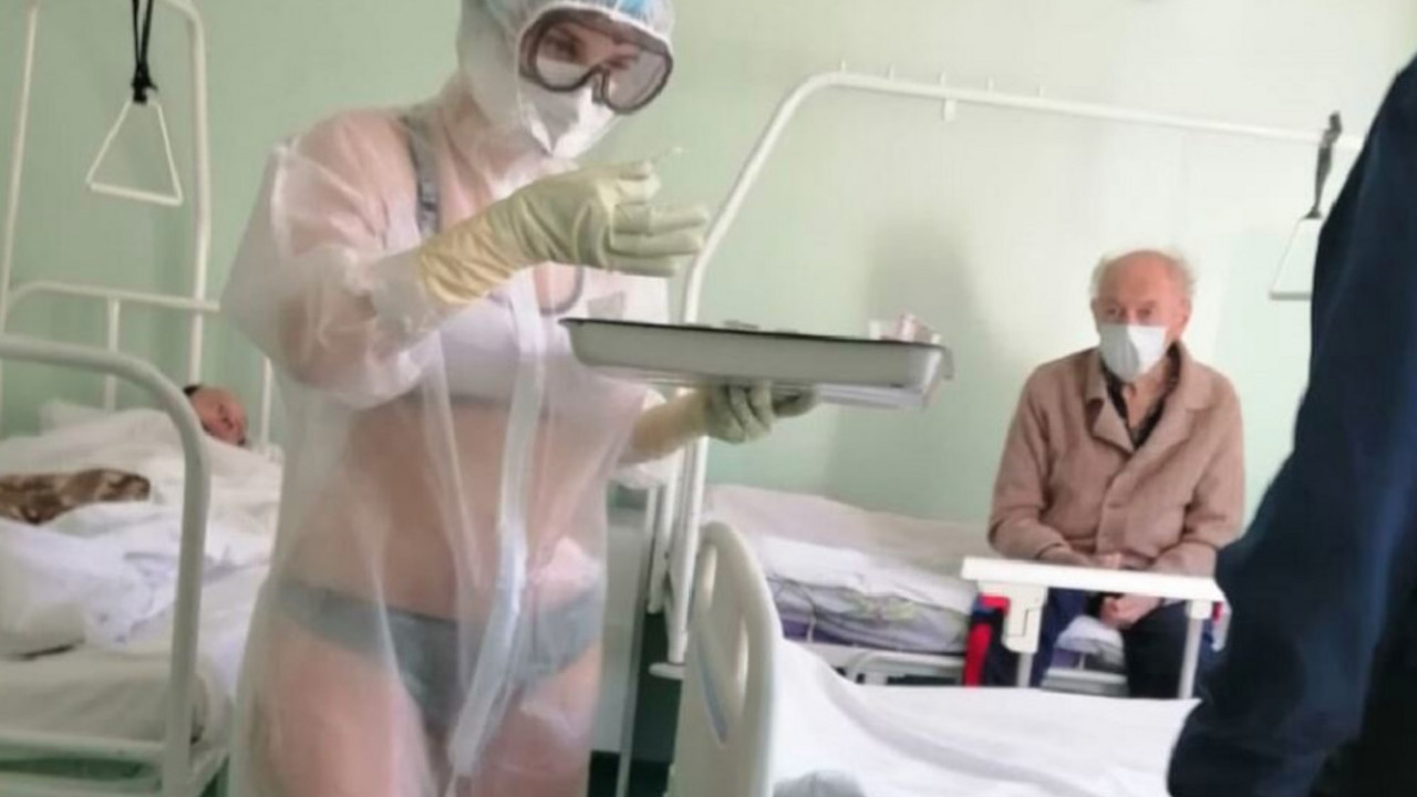 medicinska sestra u bikiniju