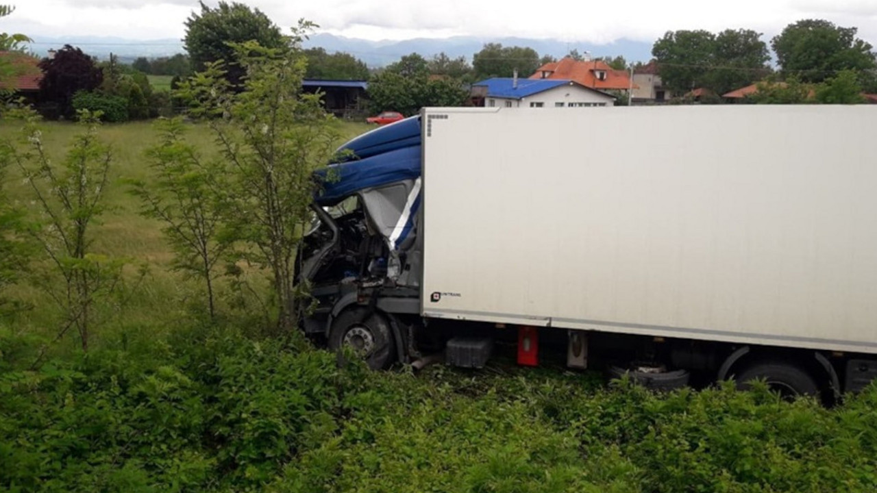 šleper se prevrnuo u Mojsinju