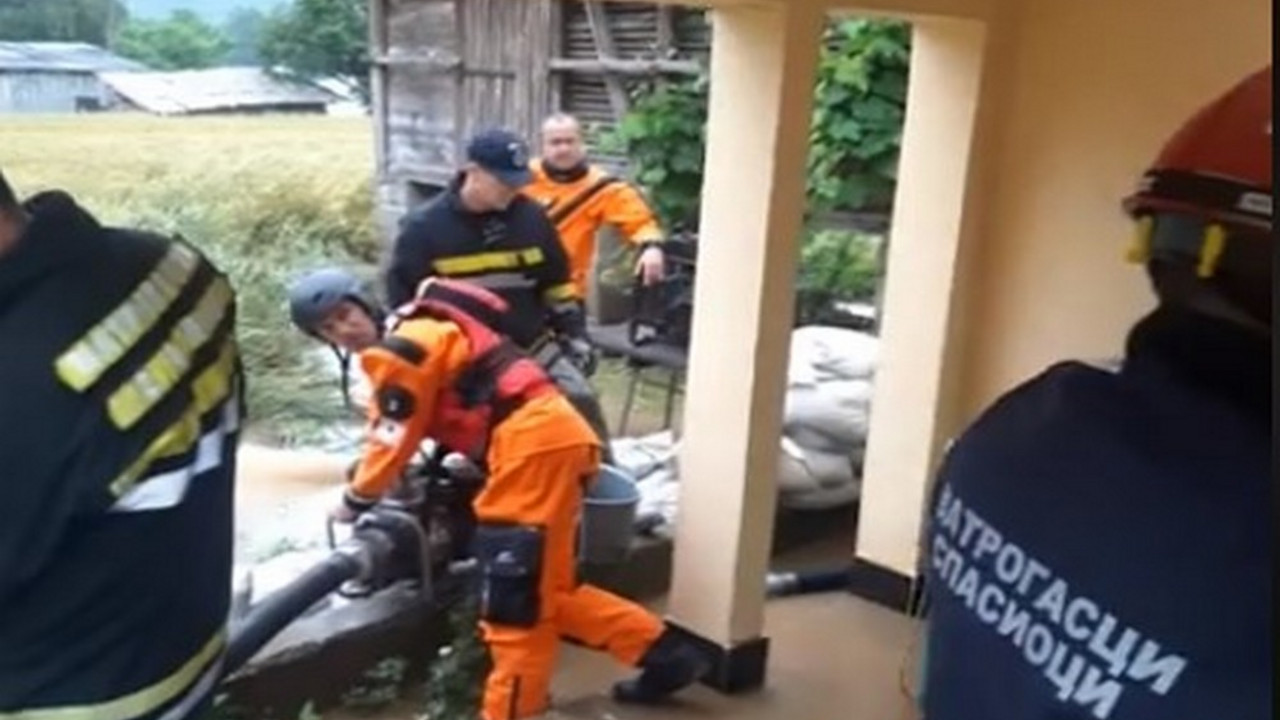 Vatrogasci ispumpavaju vodu iz kuće