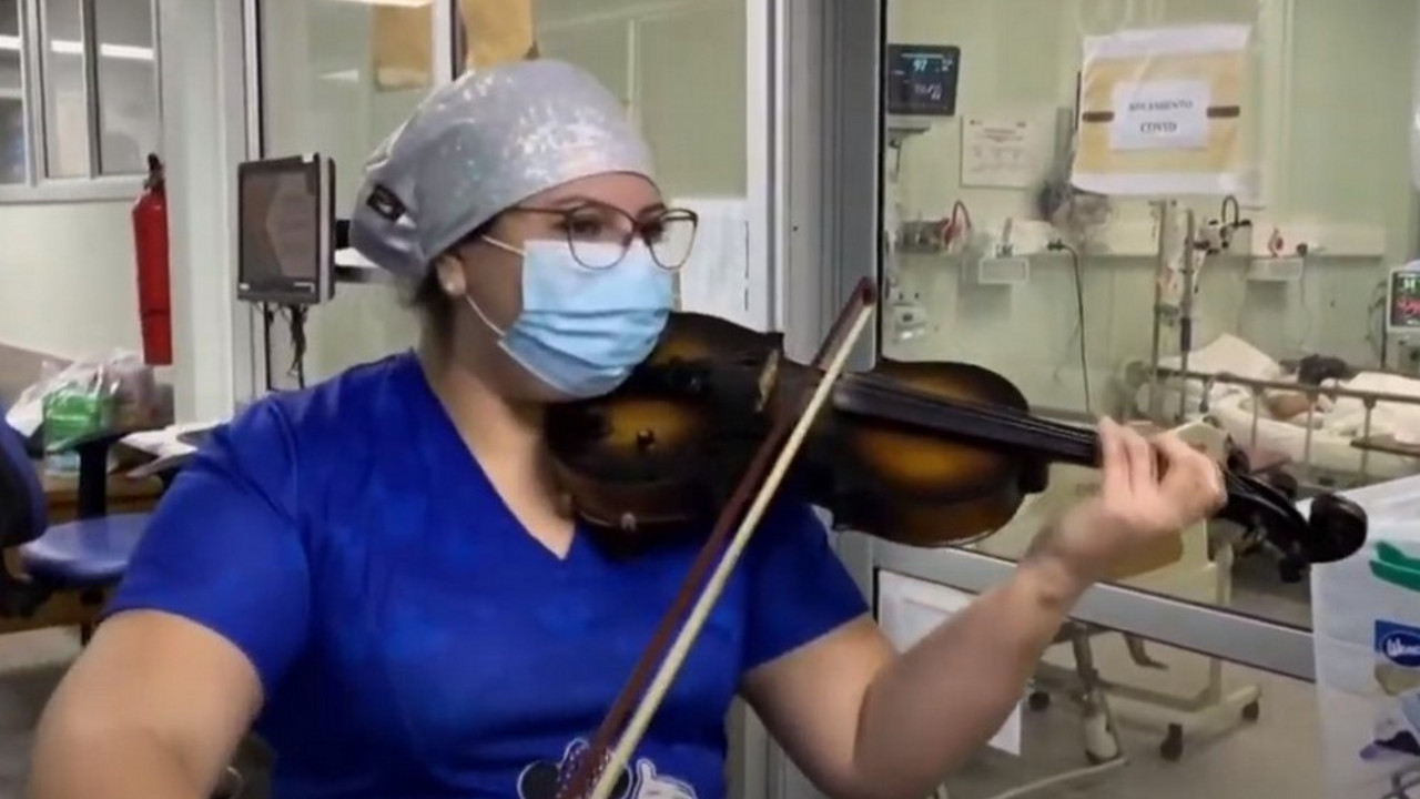 Medicinska sestra svira violinu