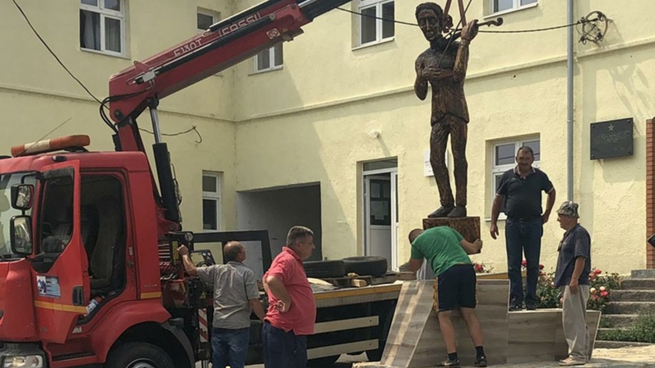 postavljanje skulpture violinistima