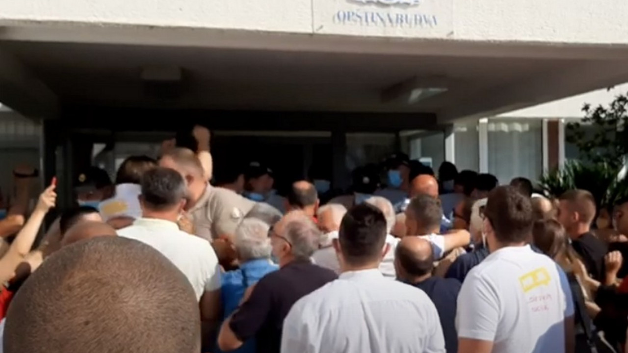 sukob ispred Opštine Budva
