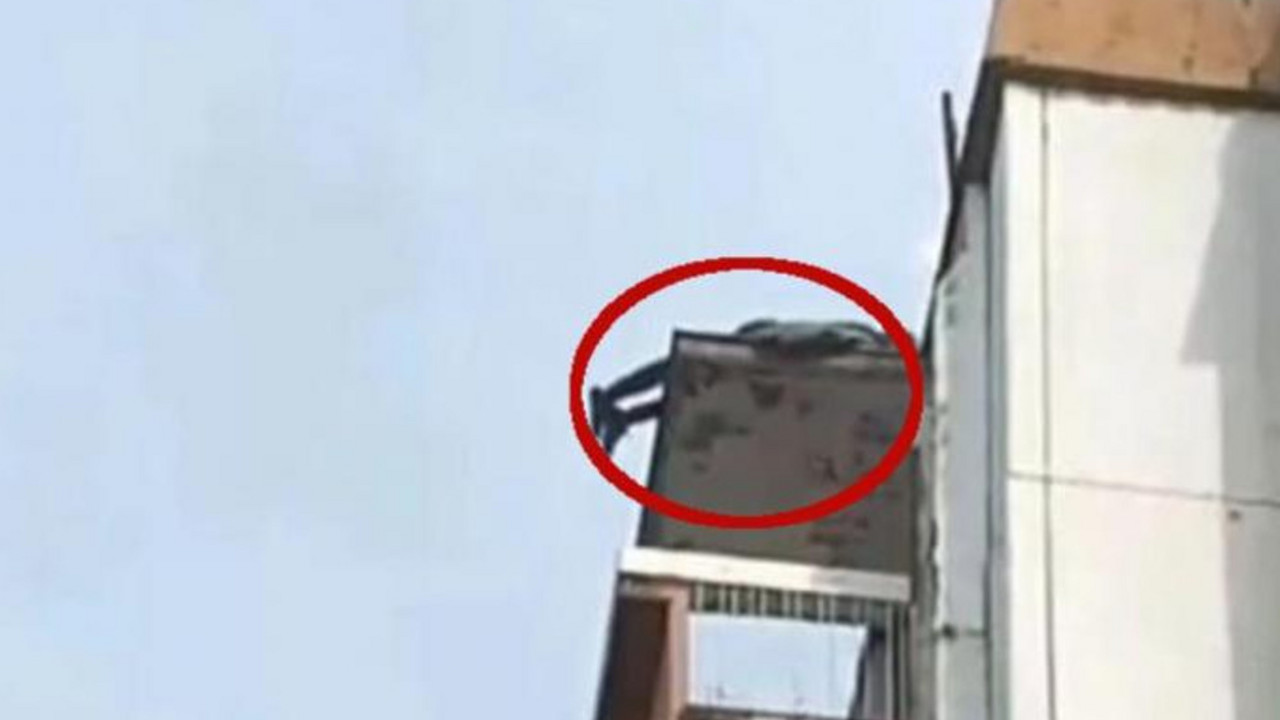 Muškarac je udario glavom o terasu na 12. spratu a onda je pao na pločnik ispred zgrade