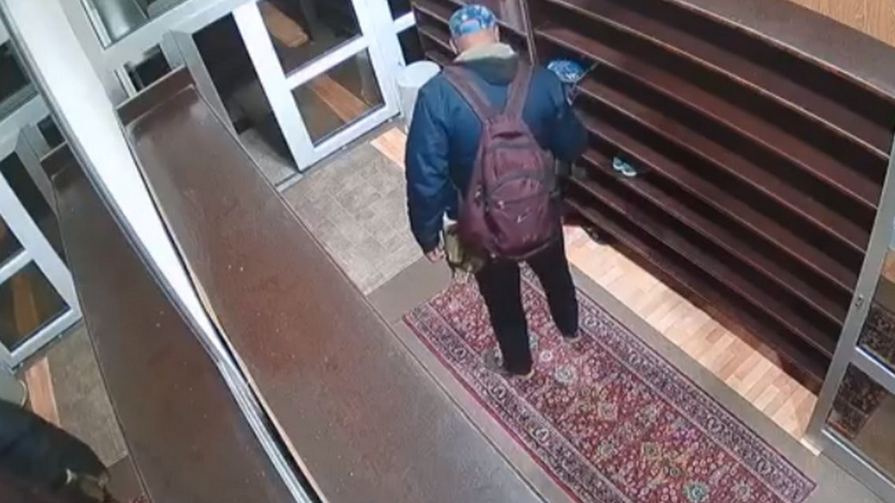 lopov krade patike iz džamije