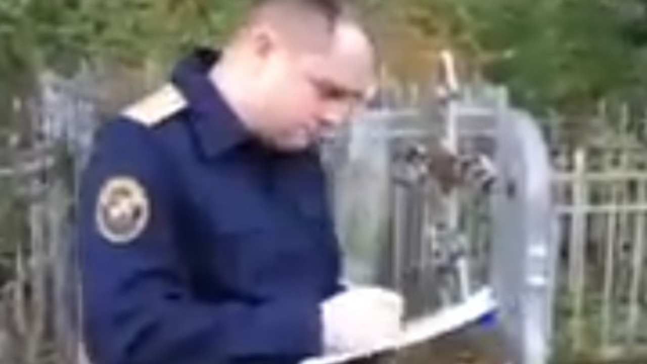 Policijac na groblju u Rusiji