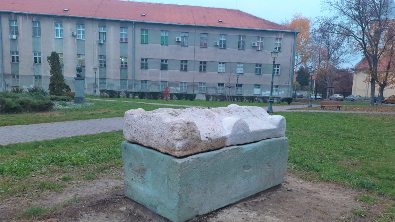 Restauriran rimski sarkofag u zemunskom parku