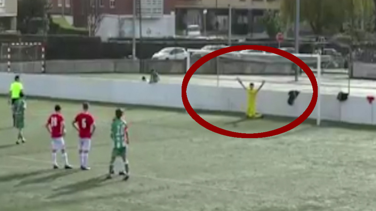 Golman brani penal klečući