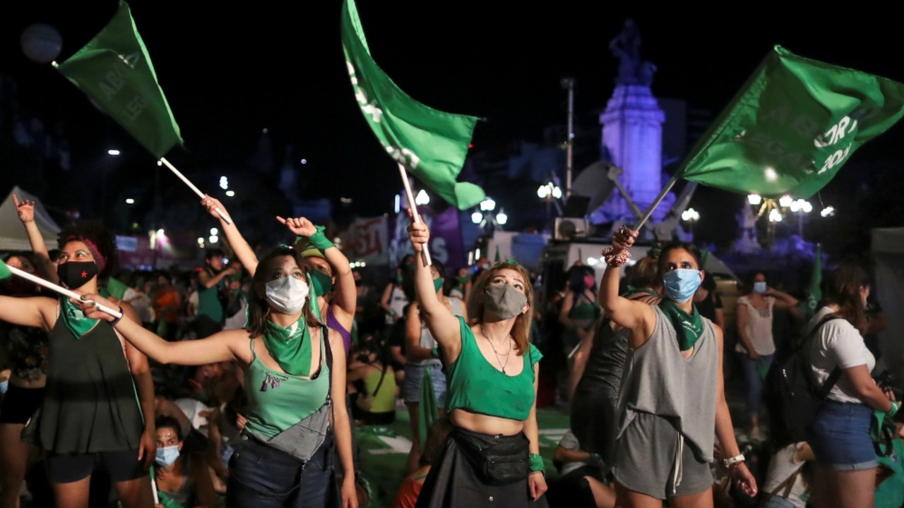 Argentinke ispred Senata proslavile usvajanje zakona kojim je legalizovan abortus