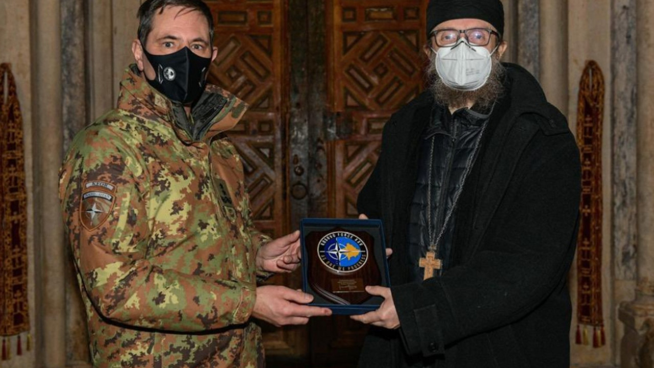 Iguman Sava Janjić i komandant Kfora Franko Federiči