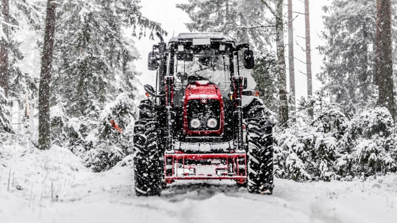 Traktor na snegu