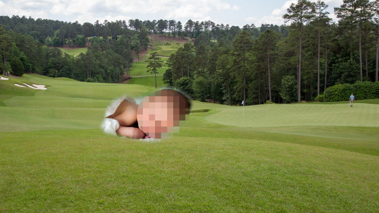 Telo bebe na golf terenu