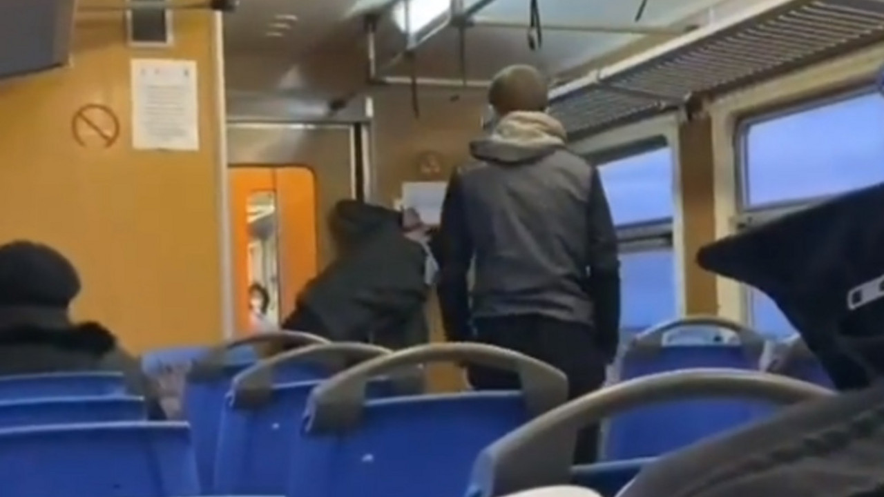Dva maloletnika piju sredstvo za dezinfekciju