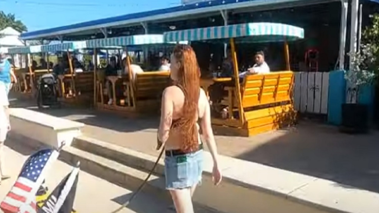devojka na plaži