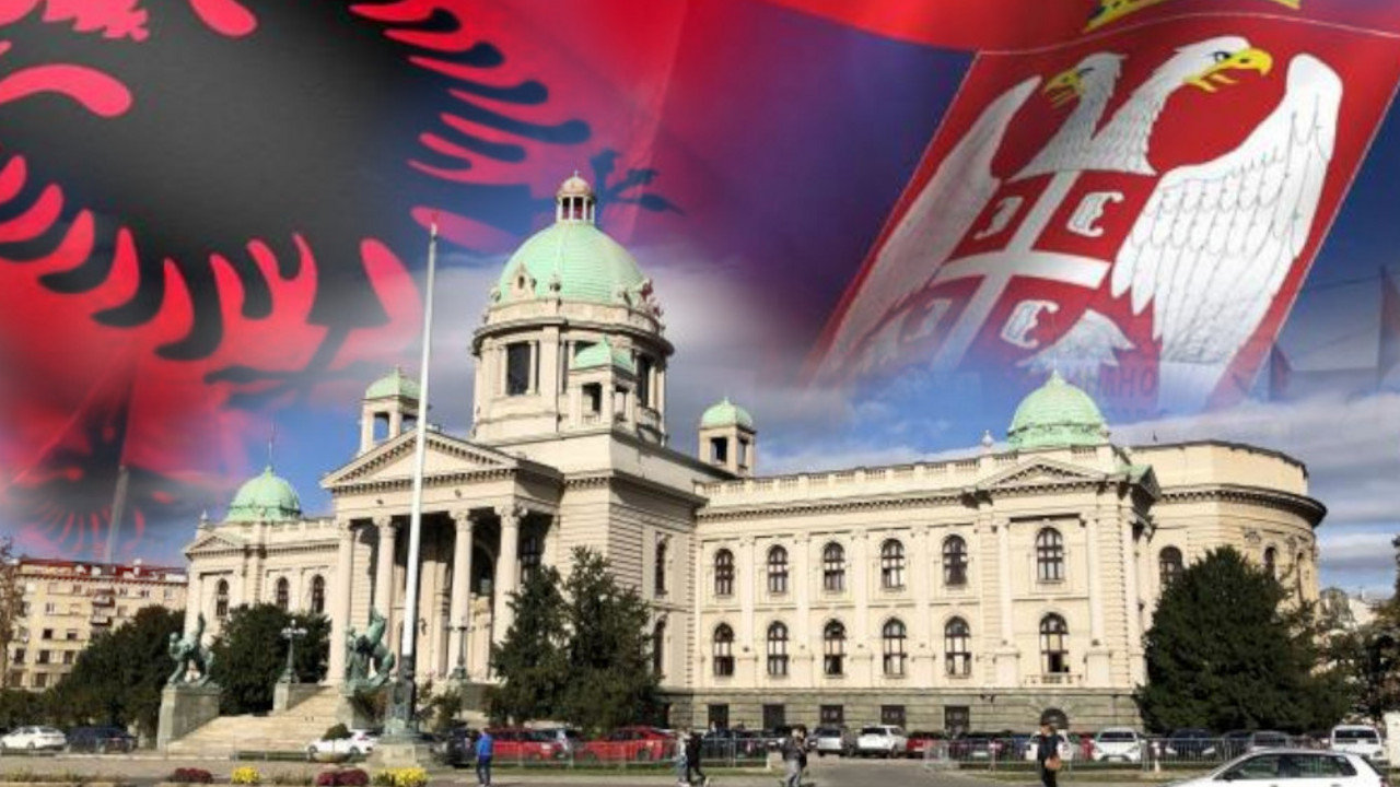 Zastava Albanije ispred Skupštine Srbije