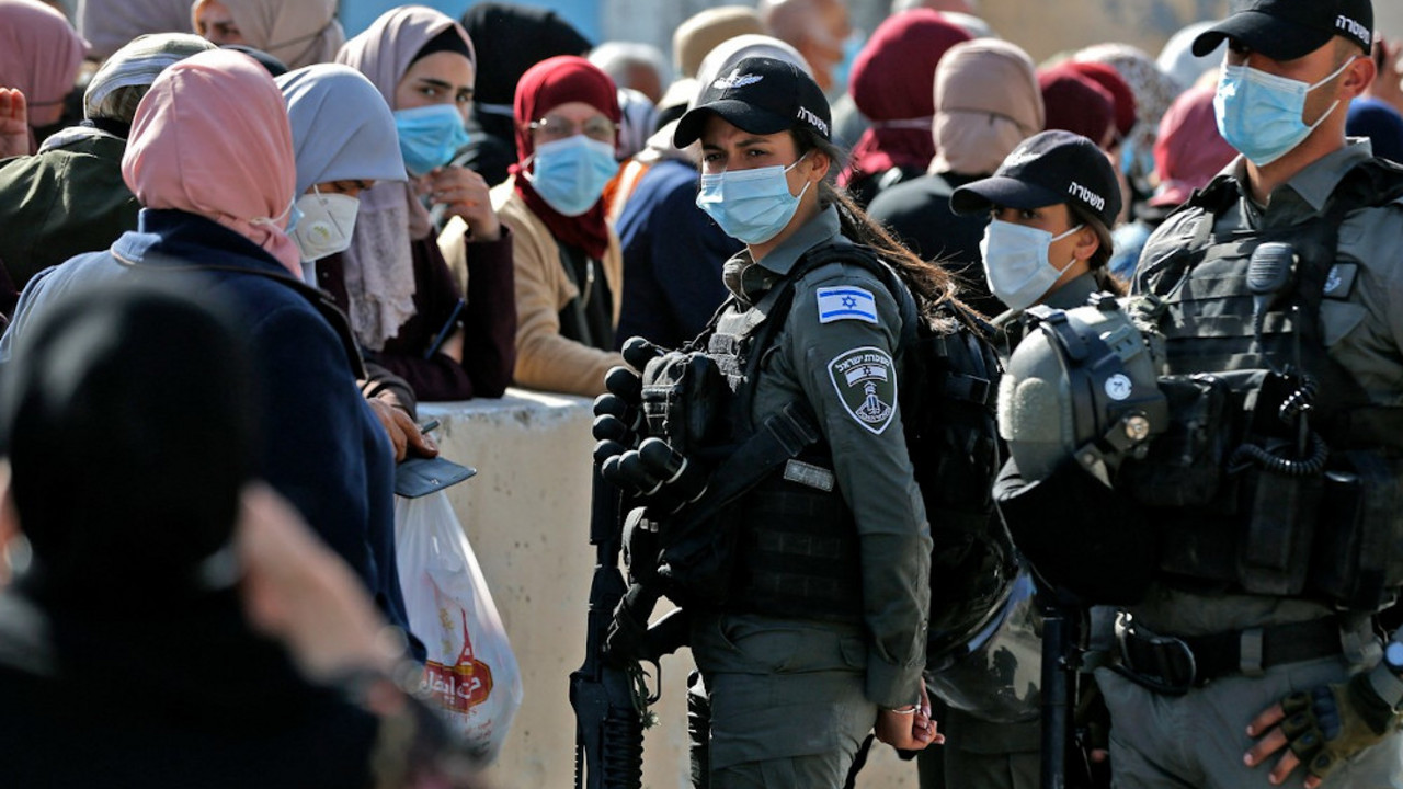Palestinci na izraelskom kontrolnom punktu