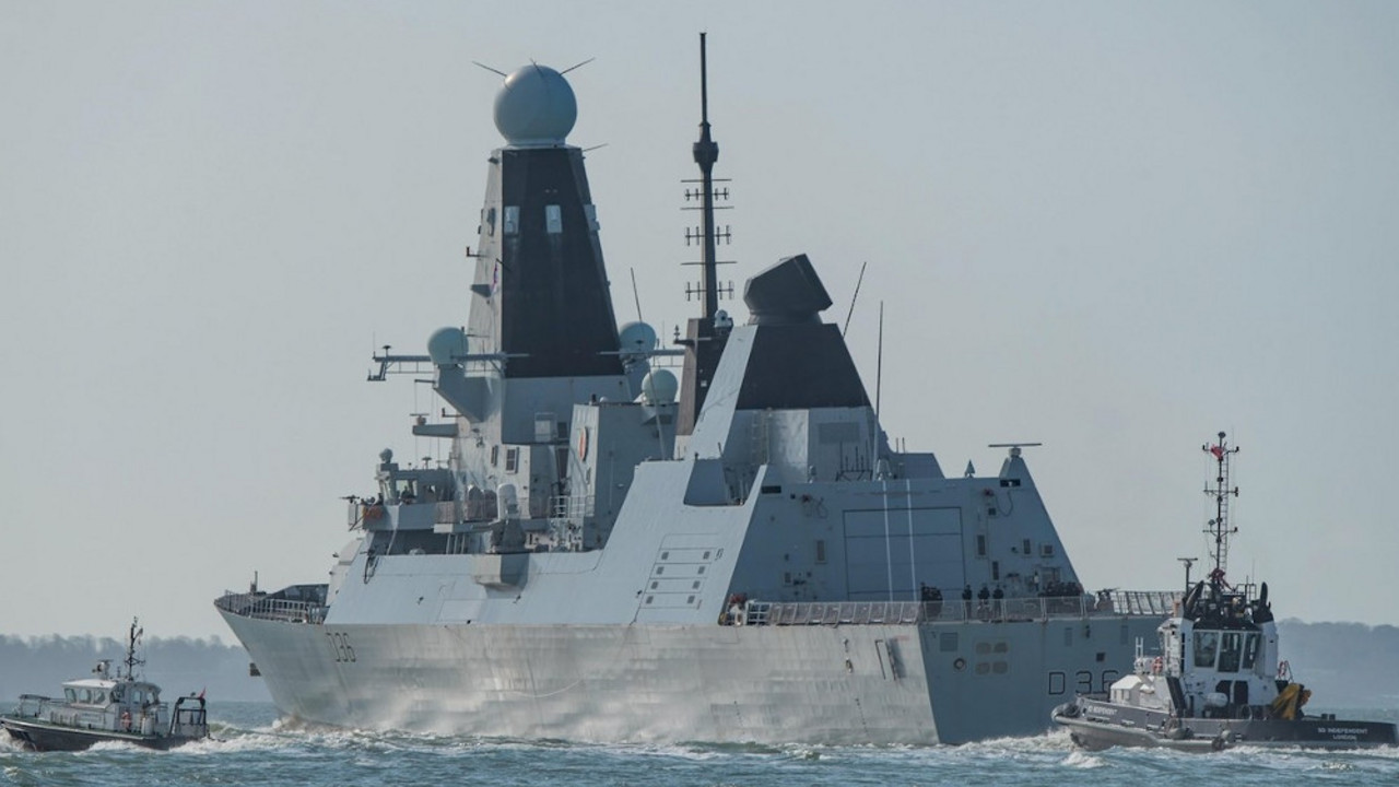 Britanski ratni brod HMS "Defender"