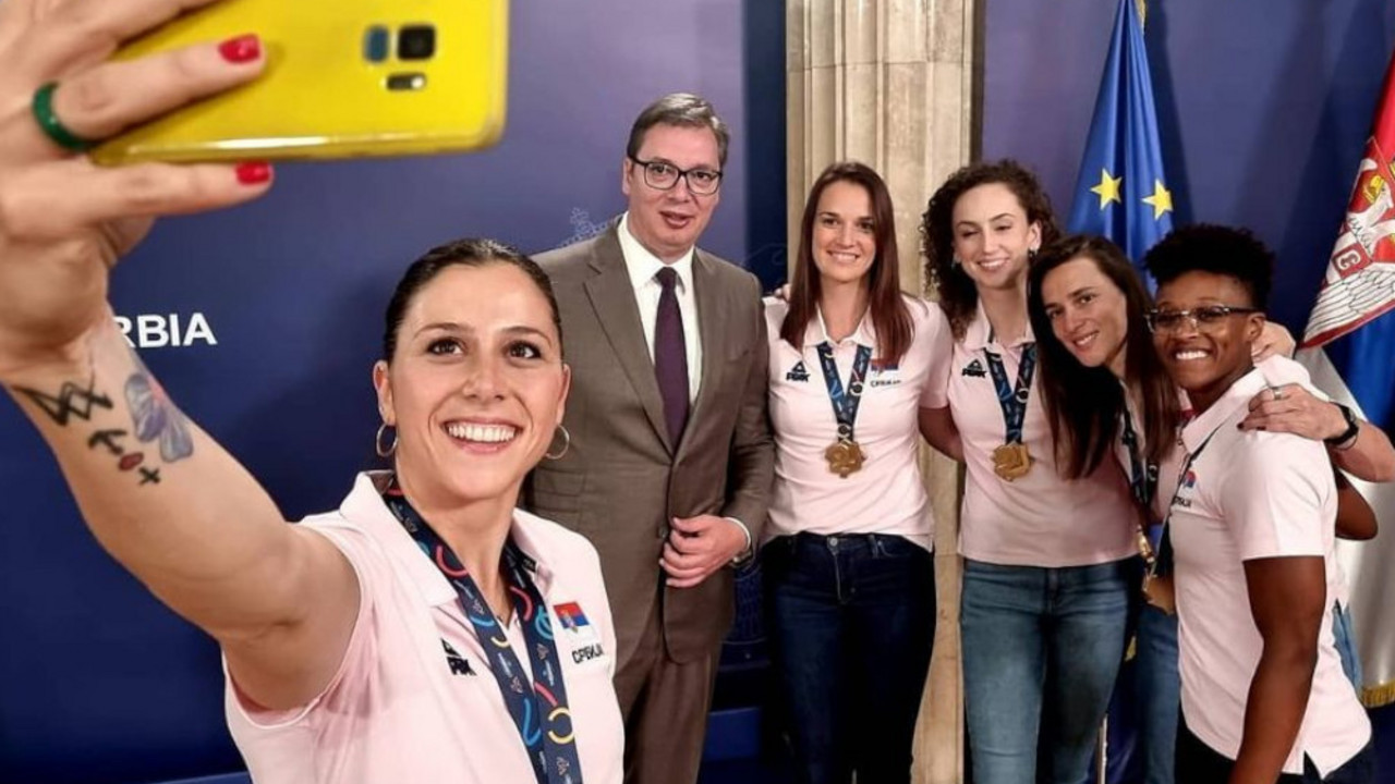 Aleksandar Vučić sa košarkašicama