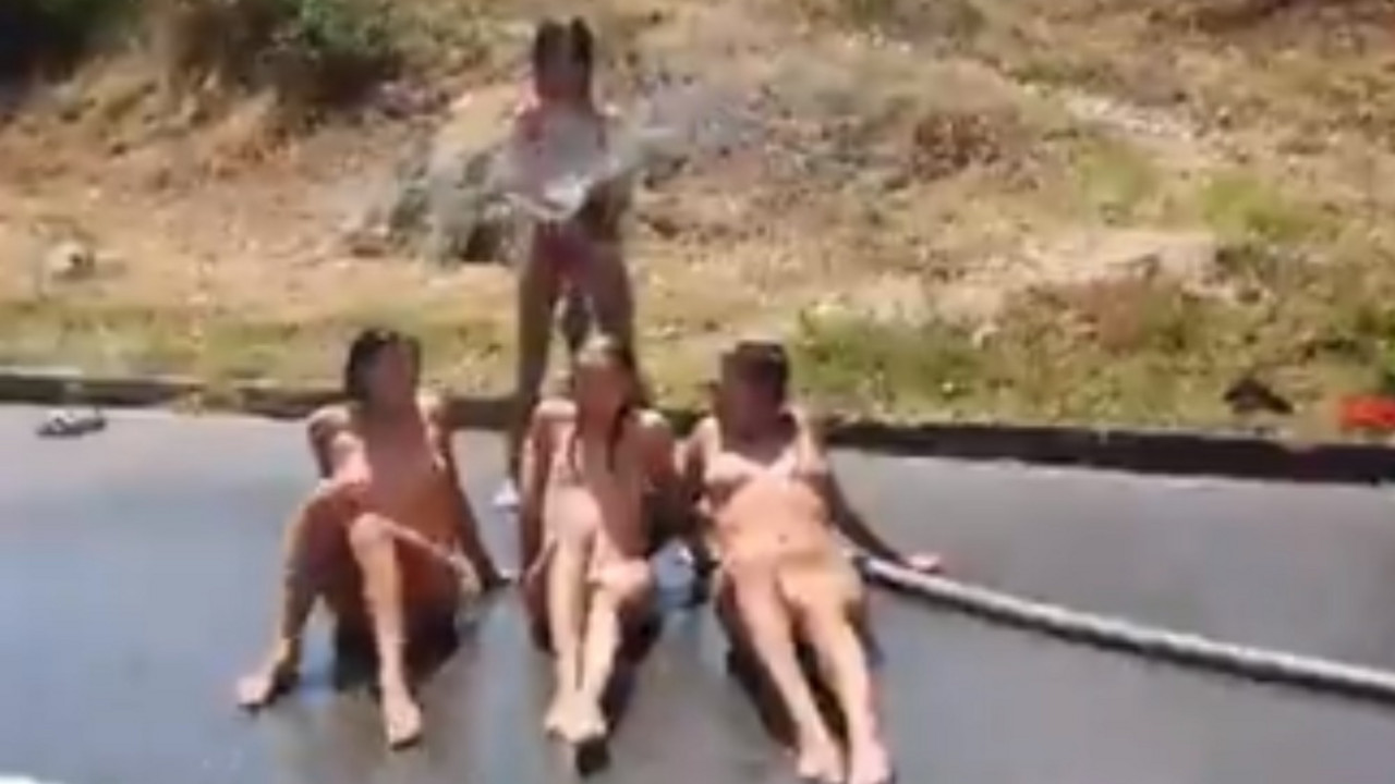 Gole devojke na magistrali