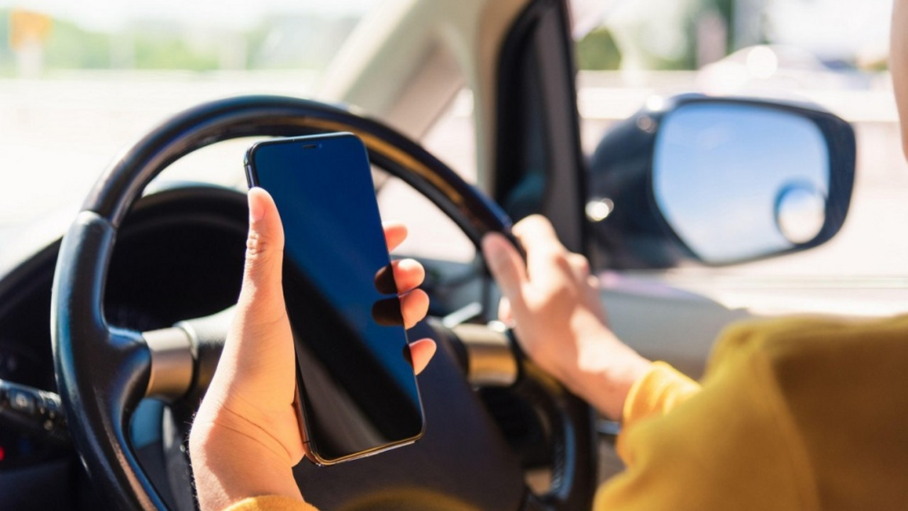  mobilni telefon za volanom