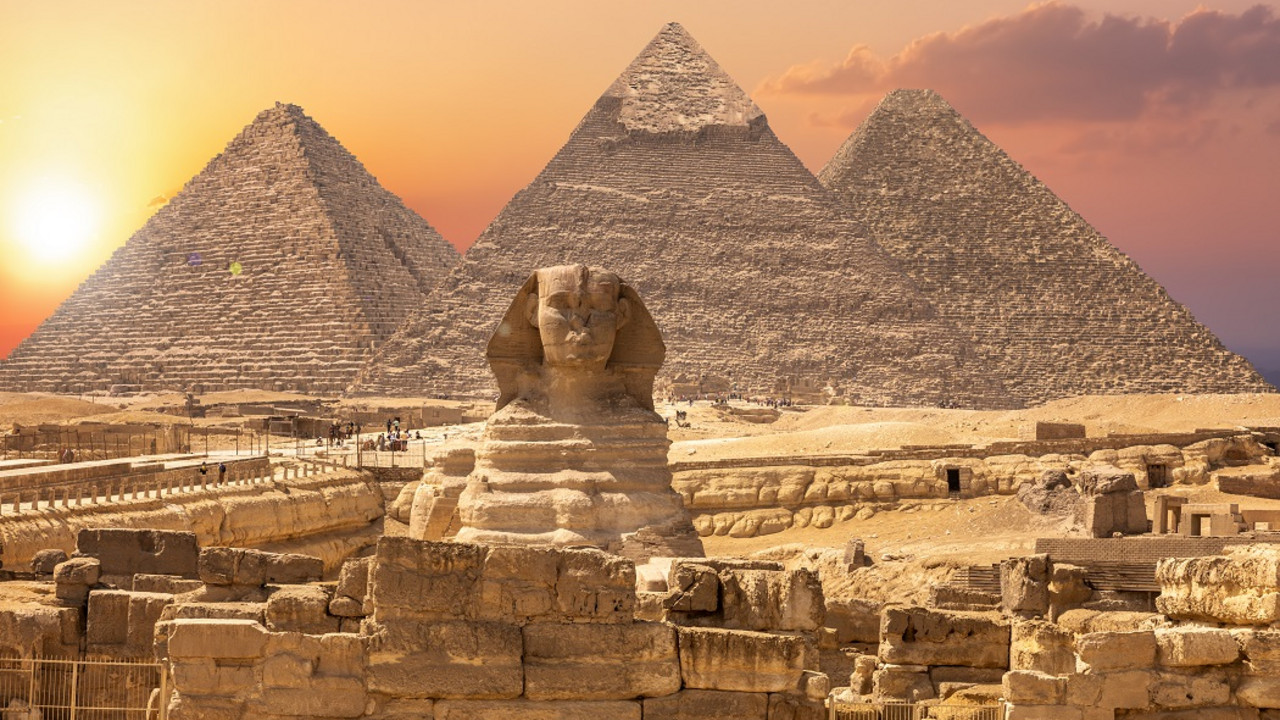 Sfinga i piramide u Egiptu