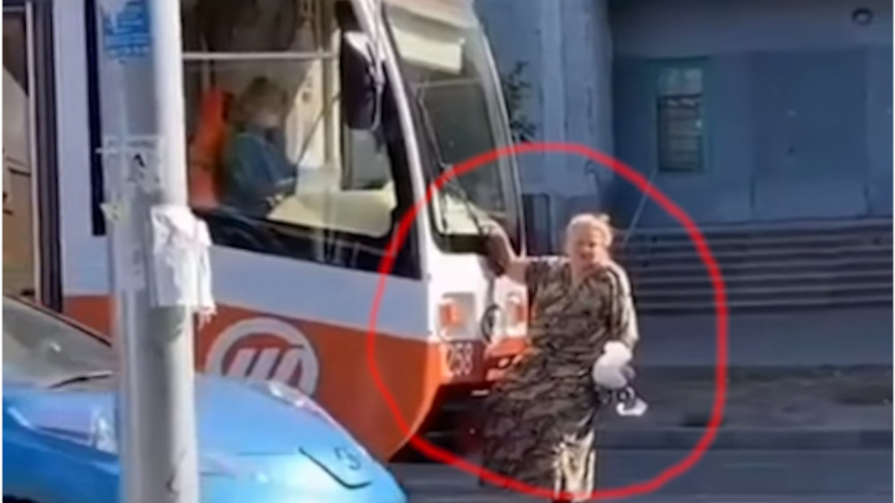 Baba na tramvaju