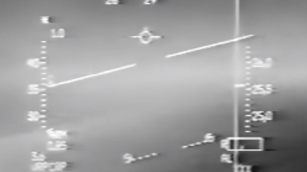 Pilot juri kroz roj iračkih raketa