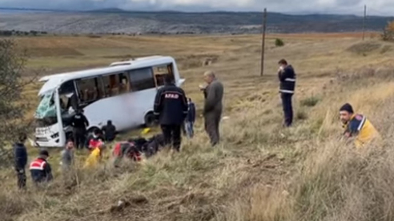 Prevrnuo se autobus