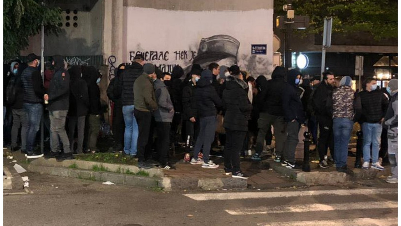 Okupljanje ispred murala Ratku Mladiću