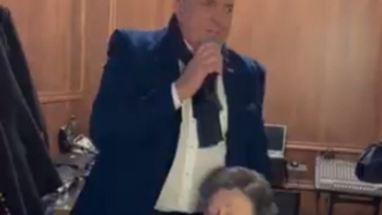 Dodik sa majkom