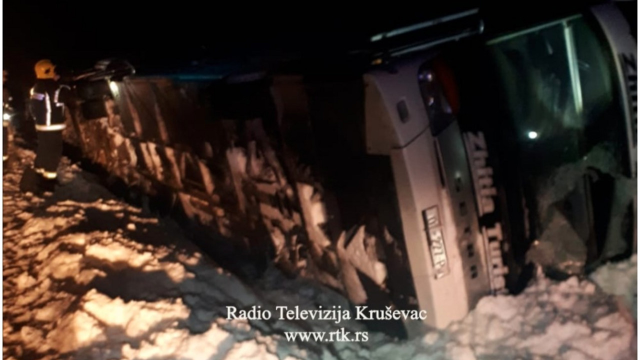 Prevrnuo se autobus