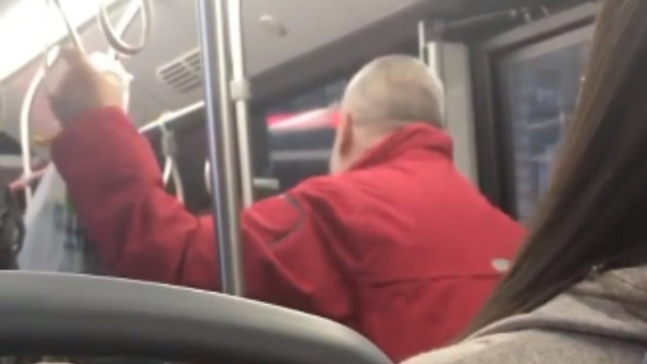 Čovek koji peva u autobusu
