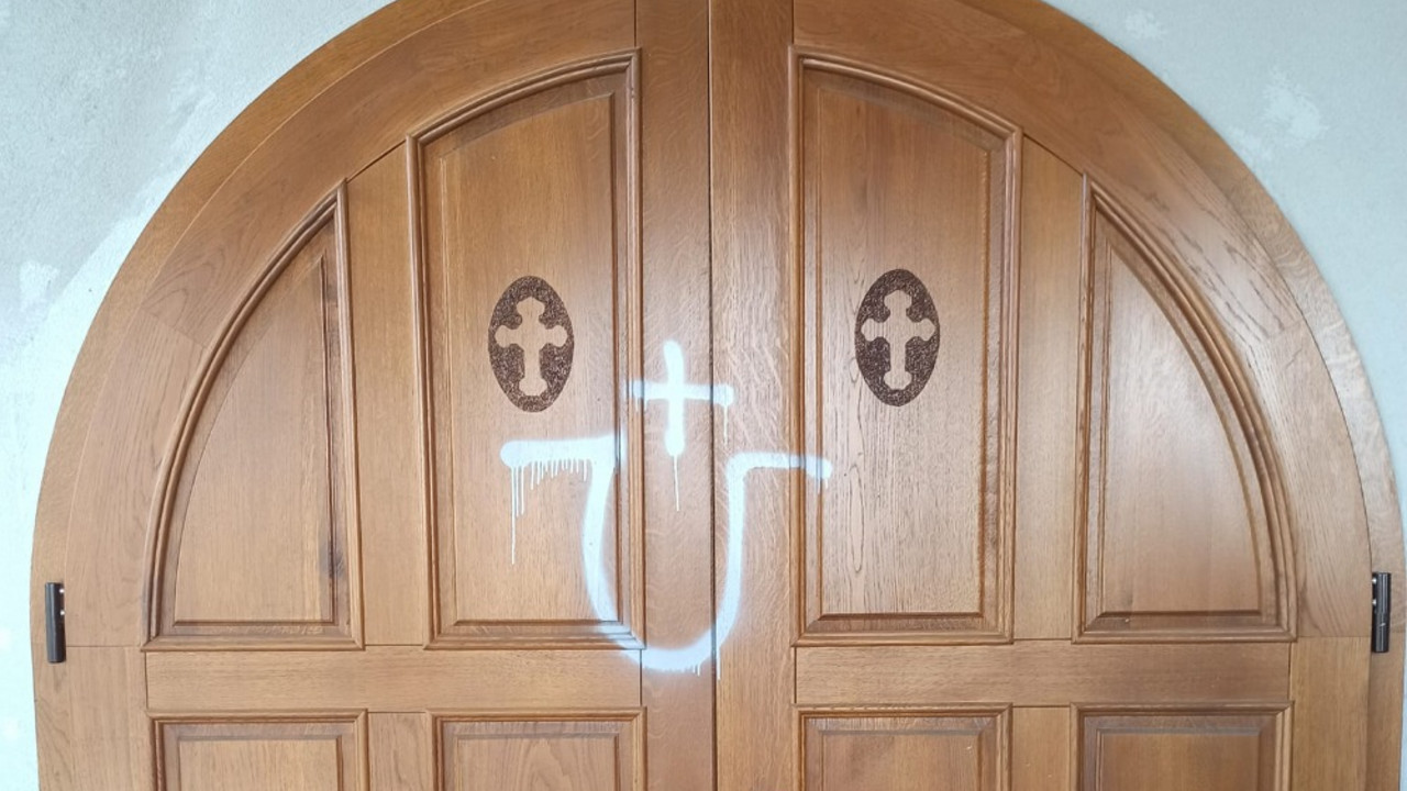 Petrinja, ustaški simbol na vratima crkve