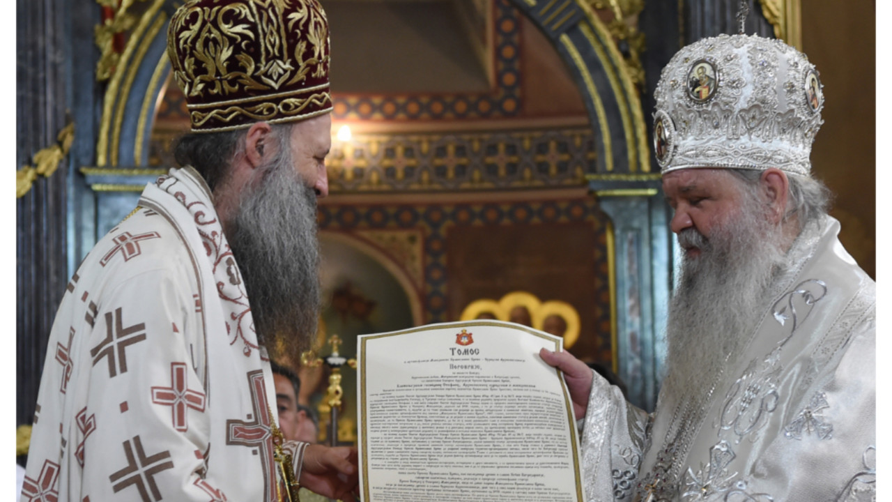 Patrijarh Porfirije uručuje Tomos MPC