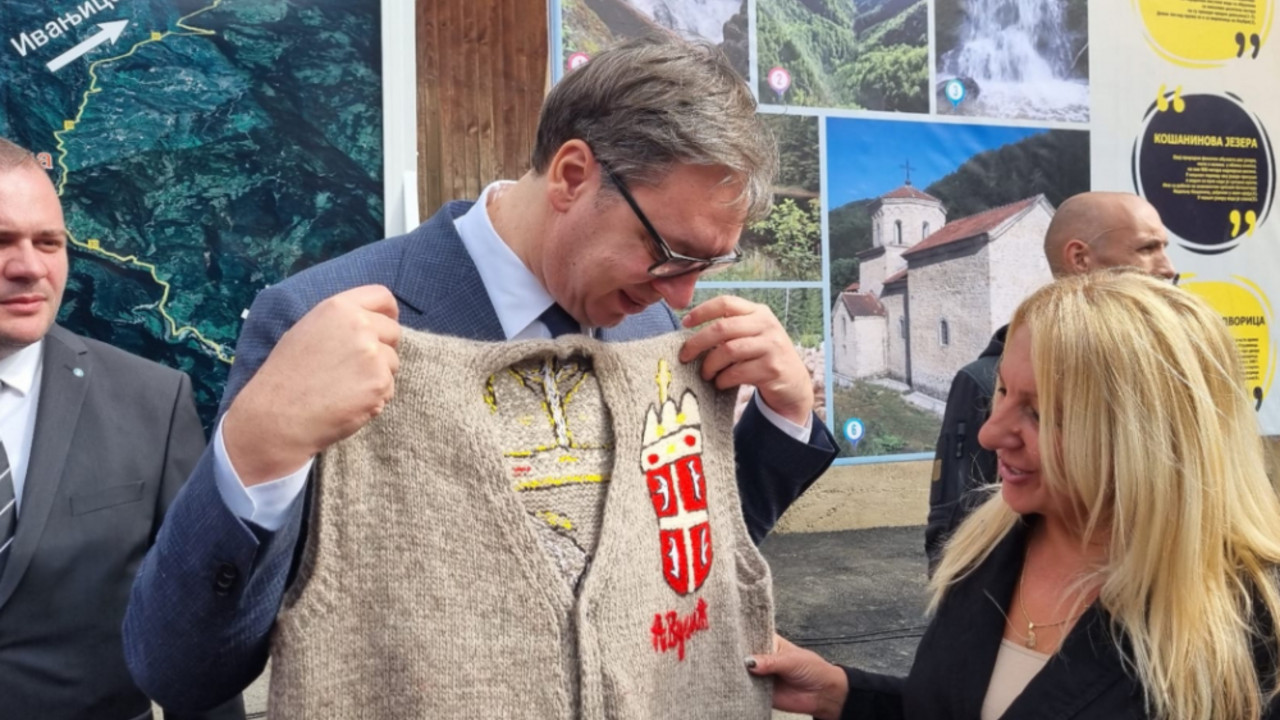 Vučić dobio poklon od planinke koja je plela prsluk dve godine