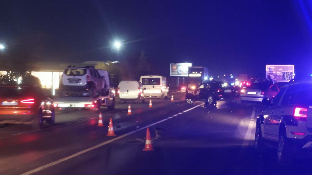 Lančani sudar 2 automobila i kamiona na Ibarskoj