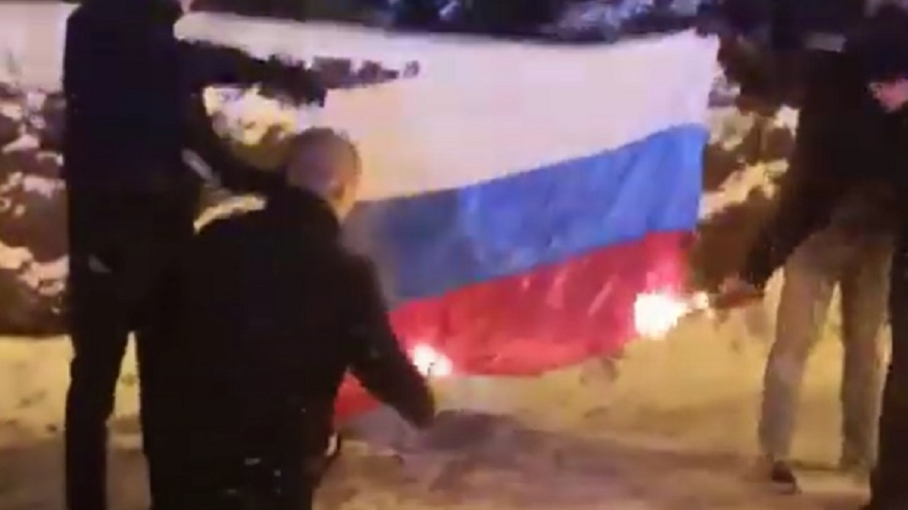 Finci spaljuju rusku zastavu