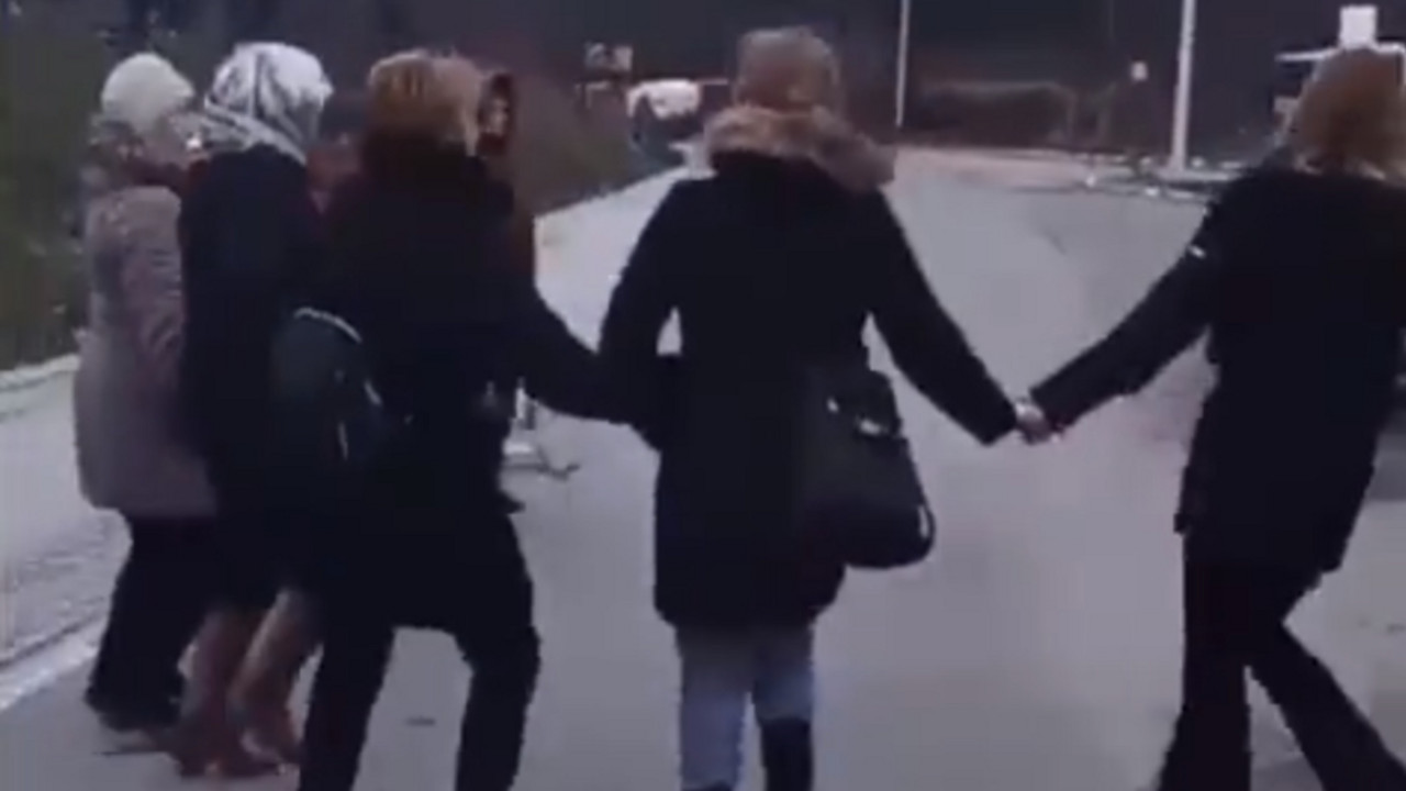 Srbi igraju kolo na barikadama