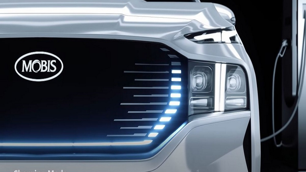 ekran na prednjem delu automobila