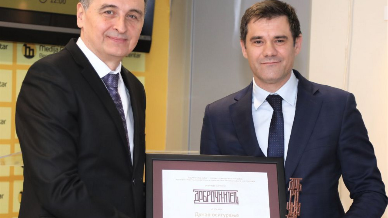 Miloš Milanović, član IO „Dunav osiguranja“ (desno) prima priznanje „Dobročinitelj“ od Milana Ristića, predsednika Udruženja „Moja Srbija“