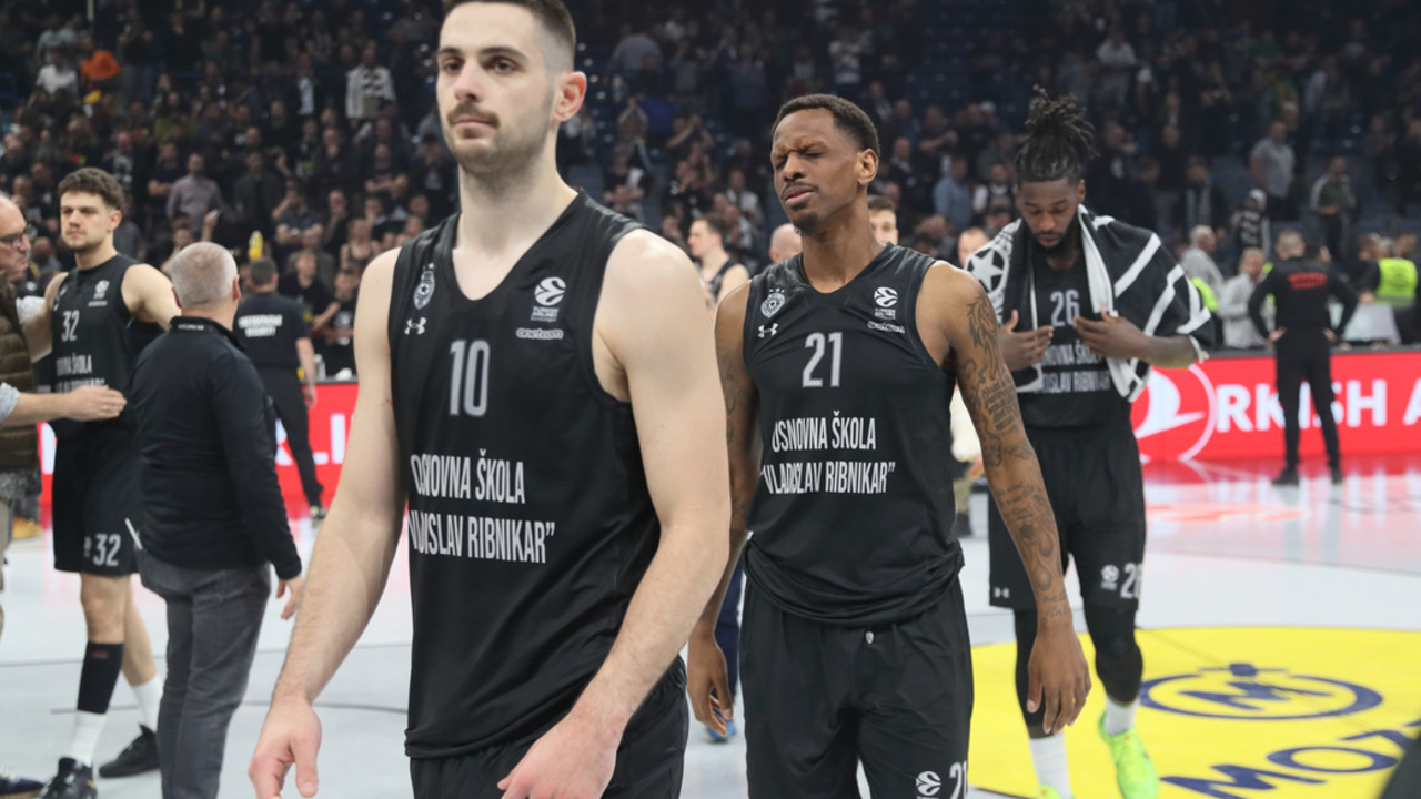 Janis Papapetrui Džejms Naneli 