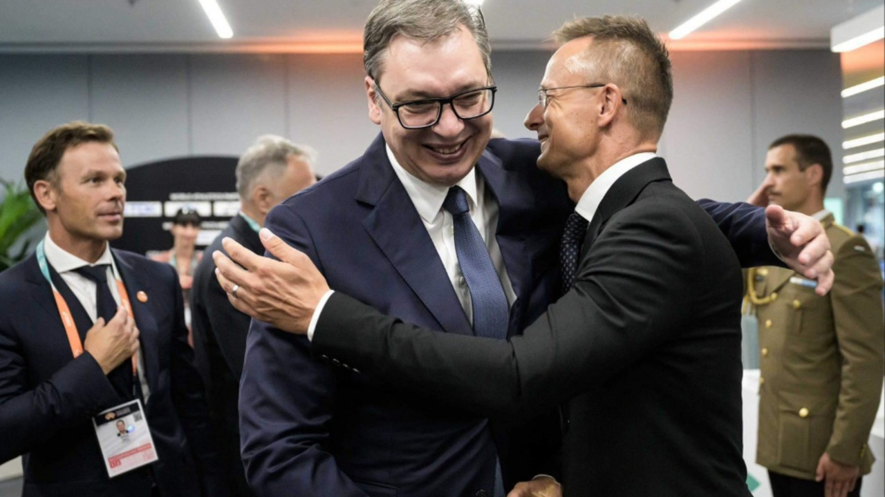 Aleksandar Vučić, Peter Sijarto