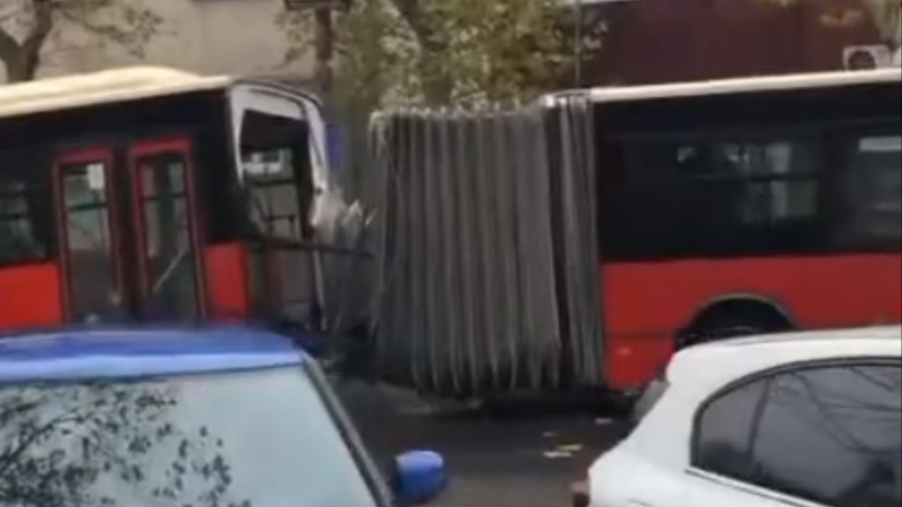 prepolovljen autobus