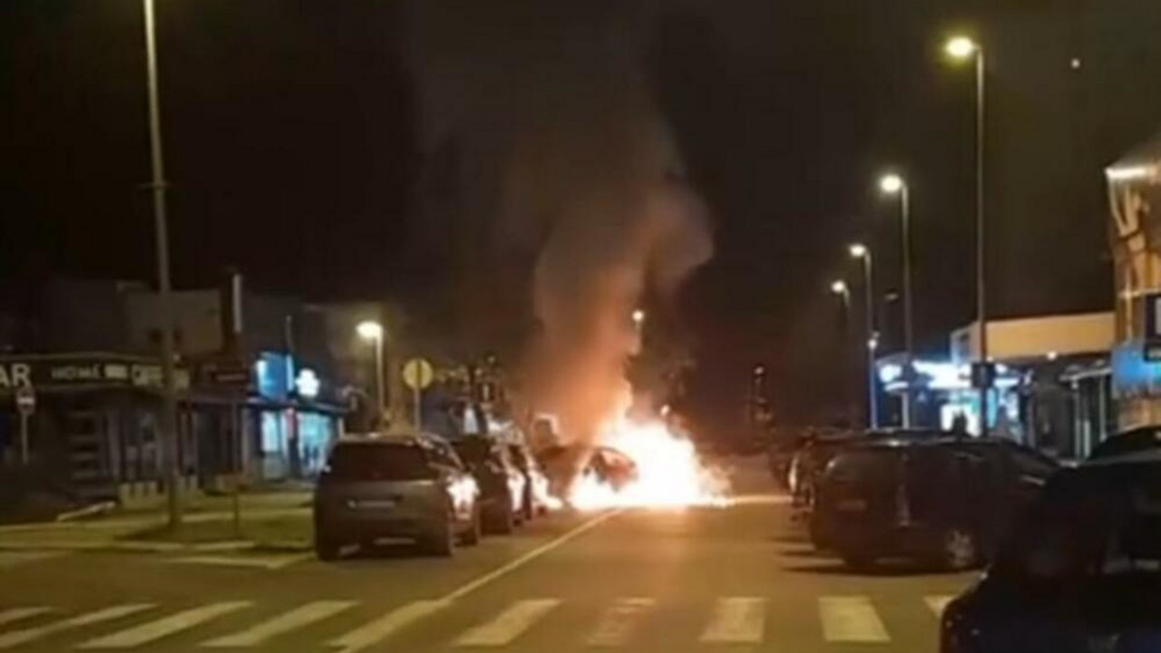 Požar, automobil u plamenu